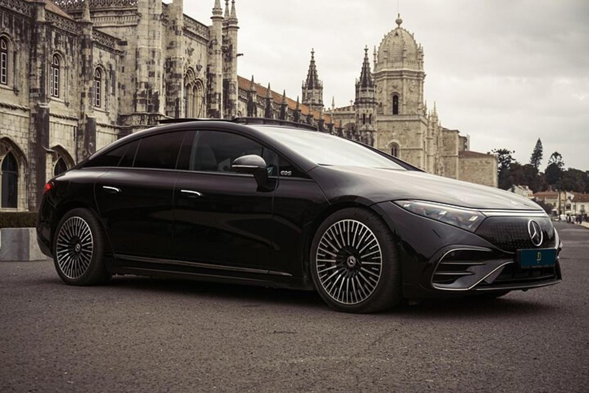 černé auto zaparkované před budovou