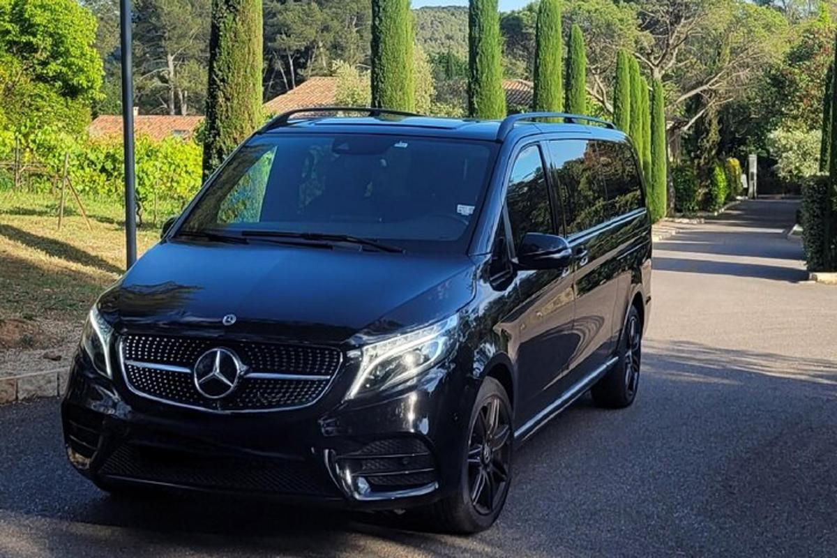 un furgone Mercedes nero parcheggiato in un vialetto