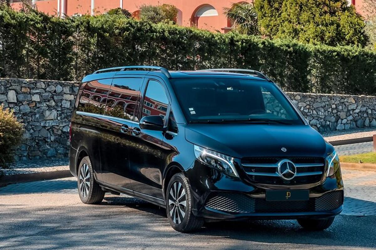 Modré SUV Mercedes Benz zaparkované na ulici