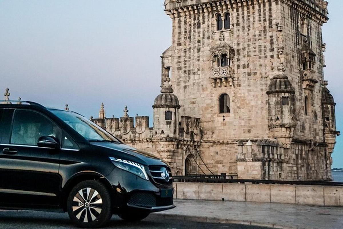 černé auto zaparkované před hradem