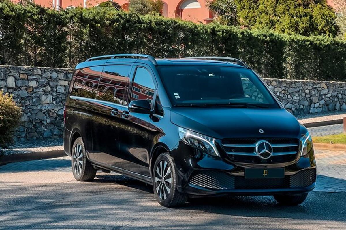 Modré SUV Mercedes Benz zaparkované na ulici