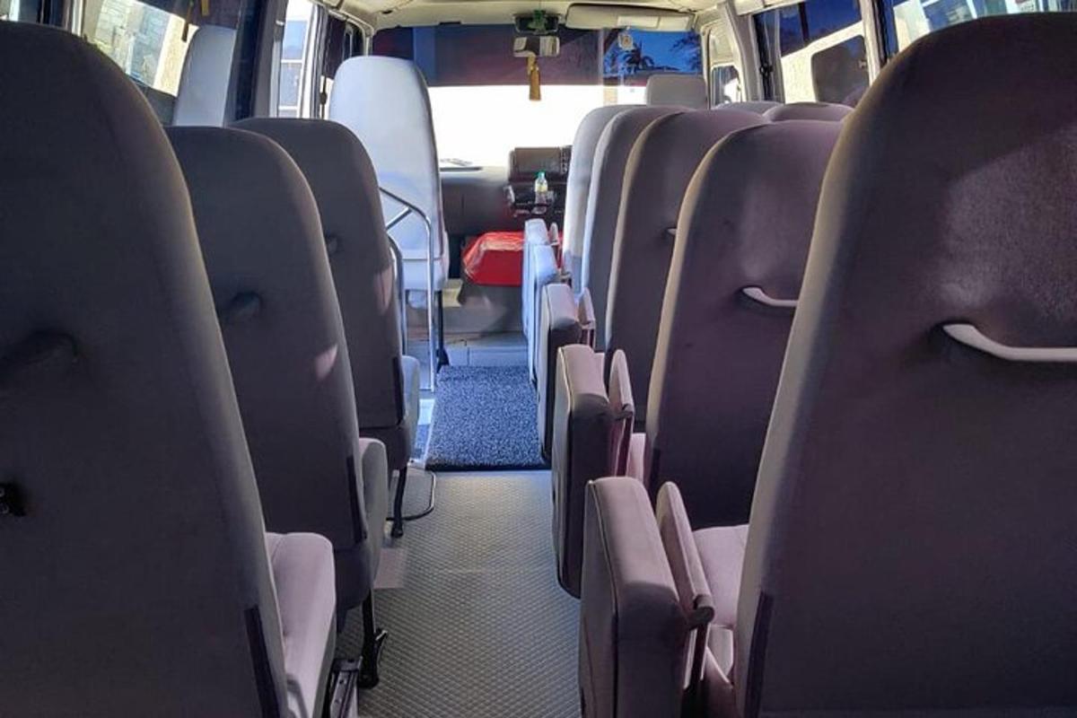 skupina sedadel v autobuse