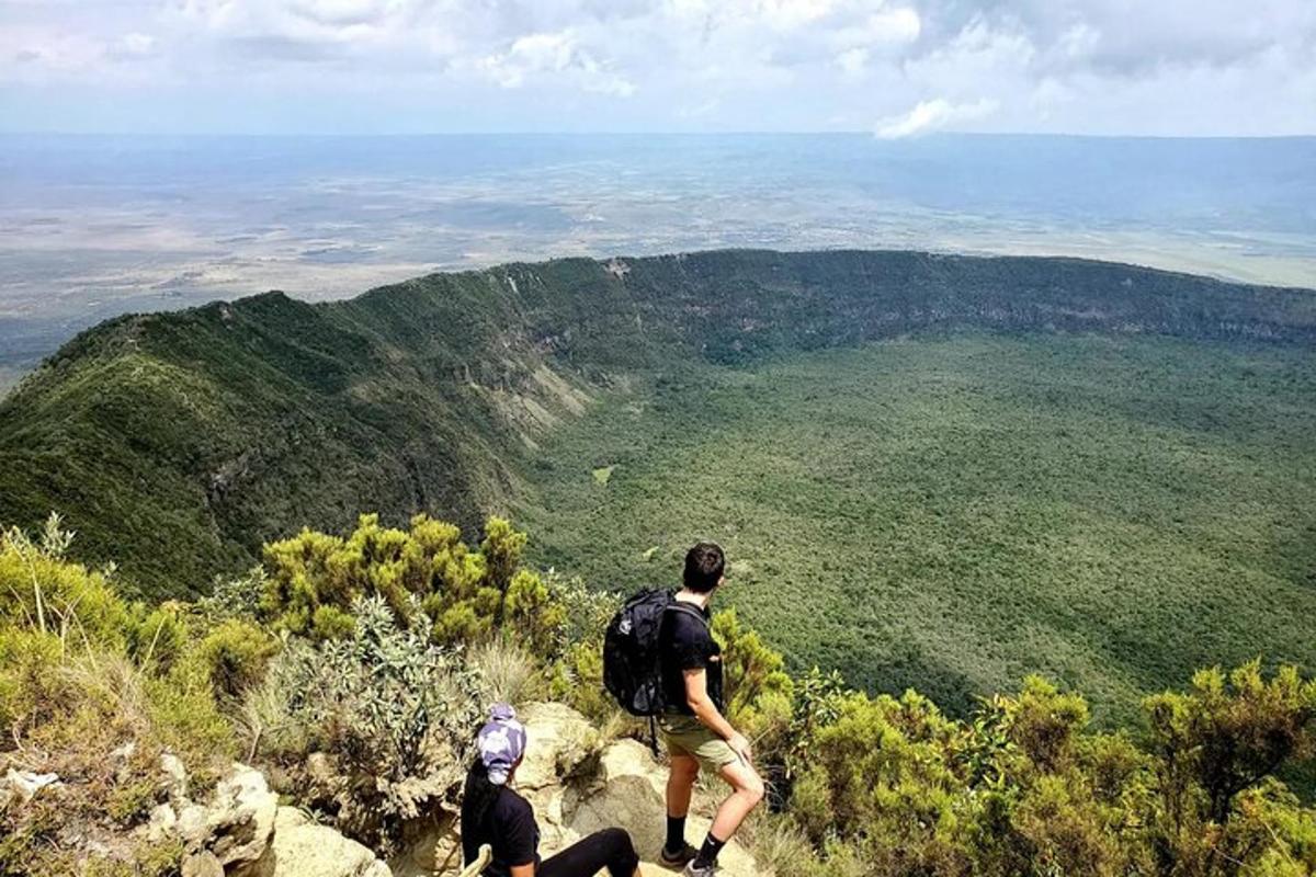 twee mensen lopen op de top van een berg