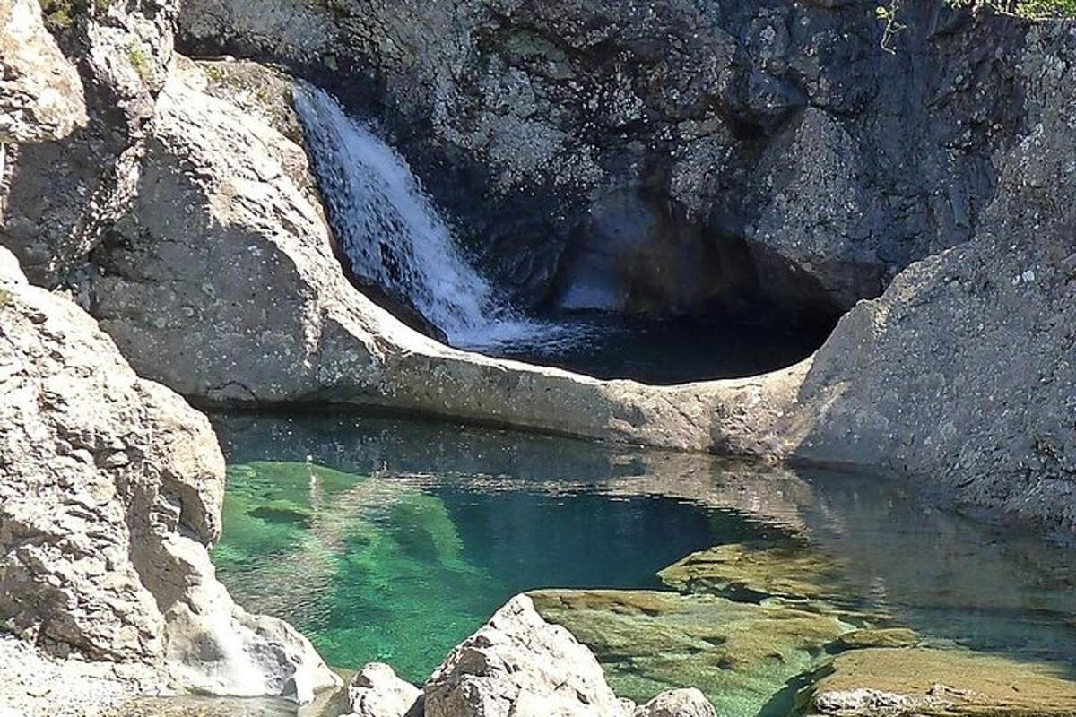 ein Wasserbecken vor einem Wasserfall
