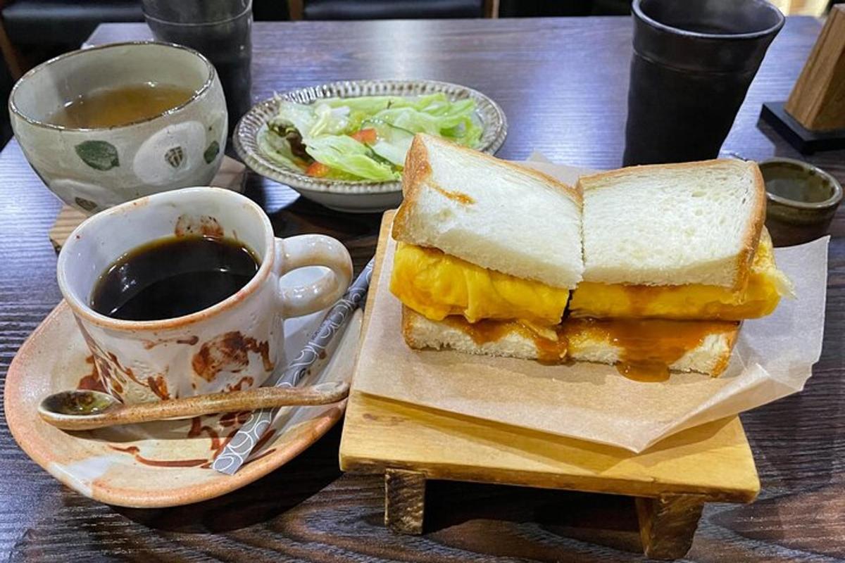 un panino su un tavolo accanto a una tazza di caffè