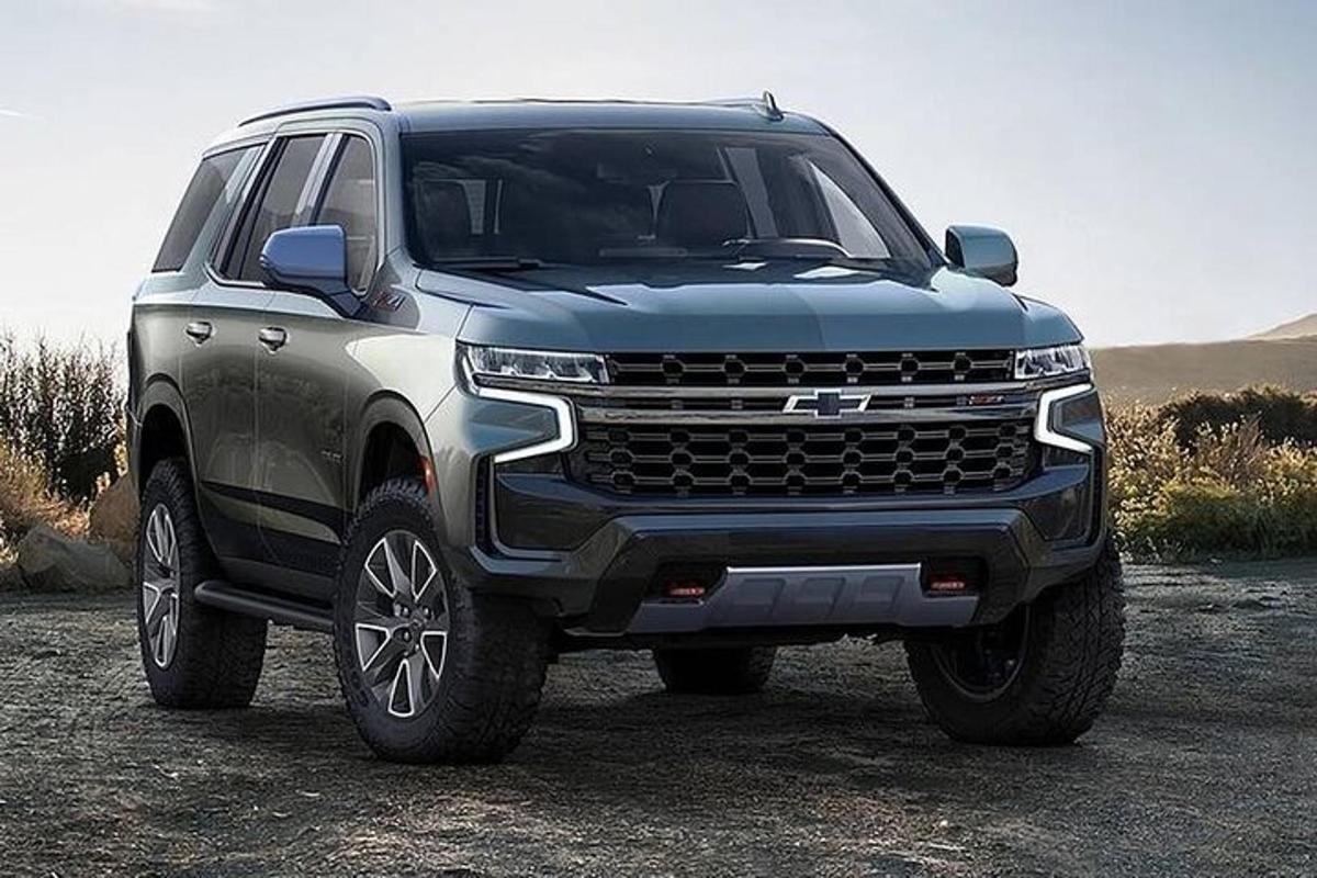 một chiếc xe tải màu bạc đỗ trên một con đường đất