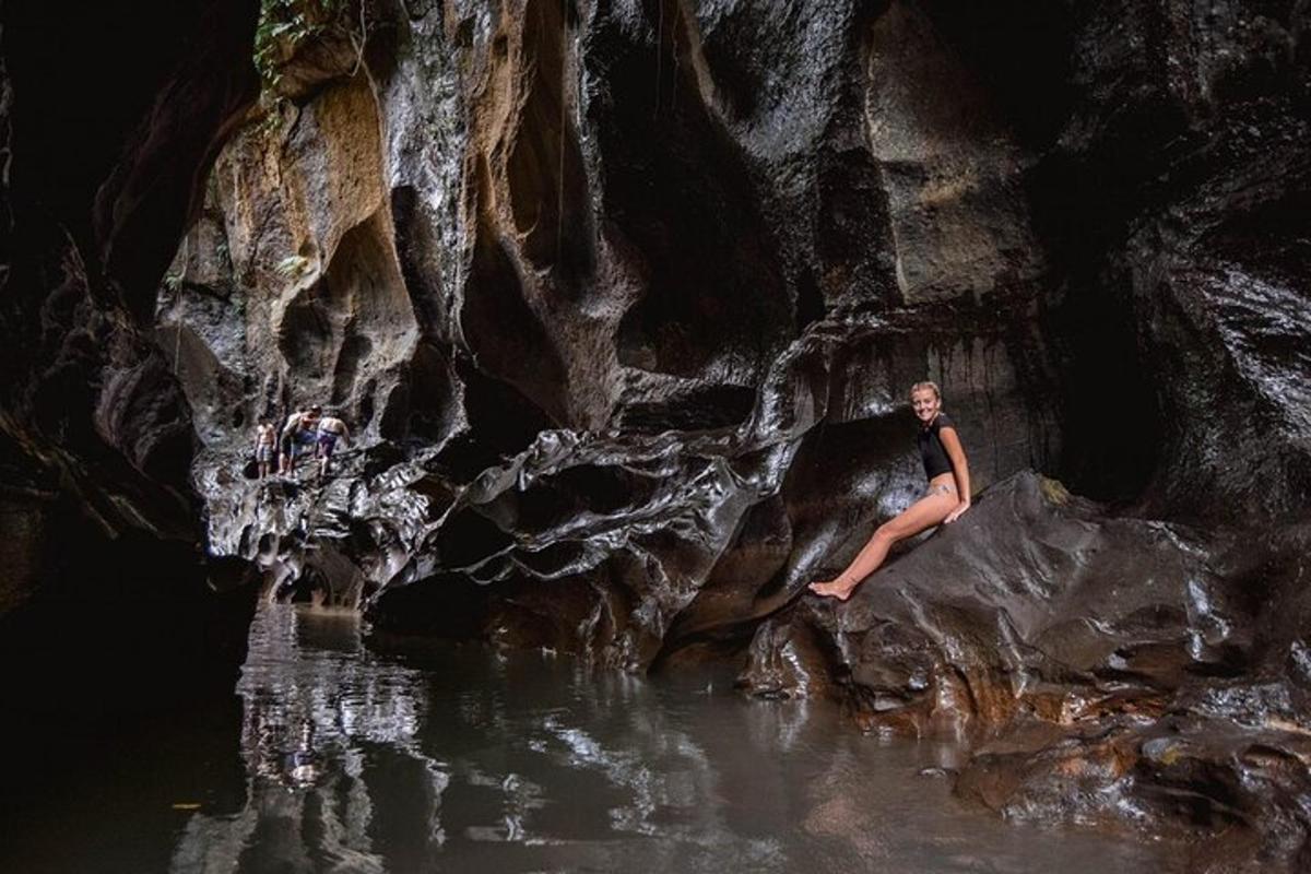 eine Frau, die auf einem Felsen im Wasser sitzt