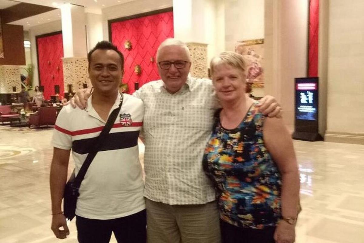 Tres personas posando para una foto en un centro comercial