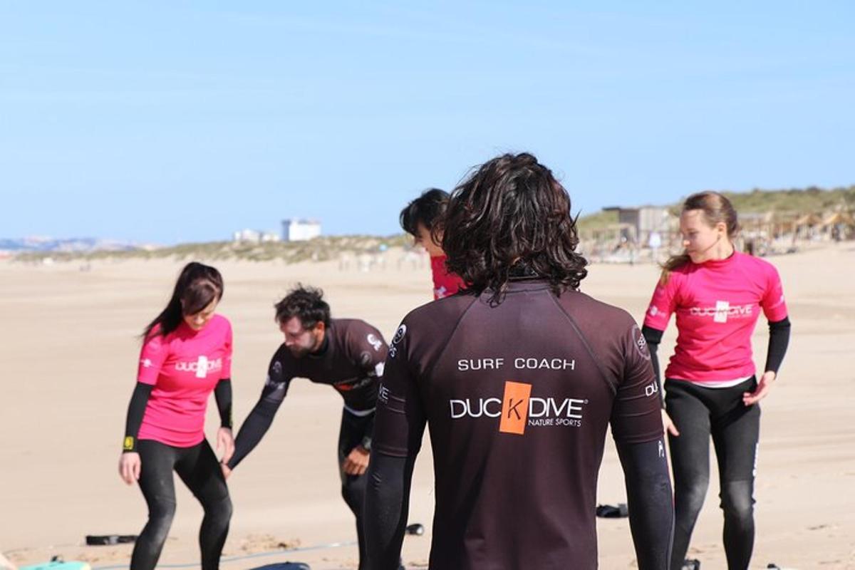 un grupo de personas de pie en la playa