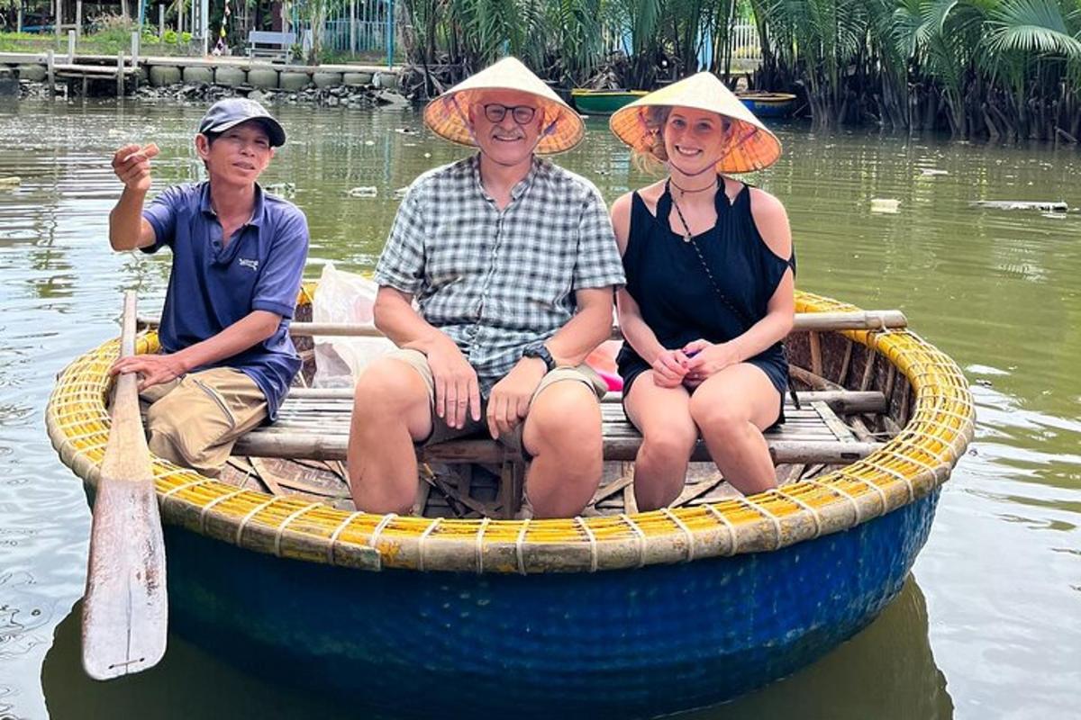 drie mensen zitten in een boot op het water