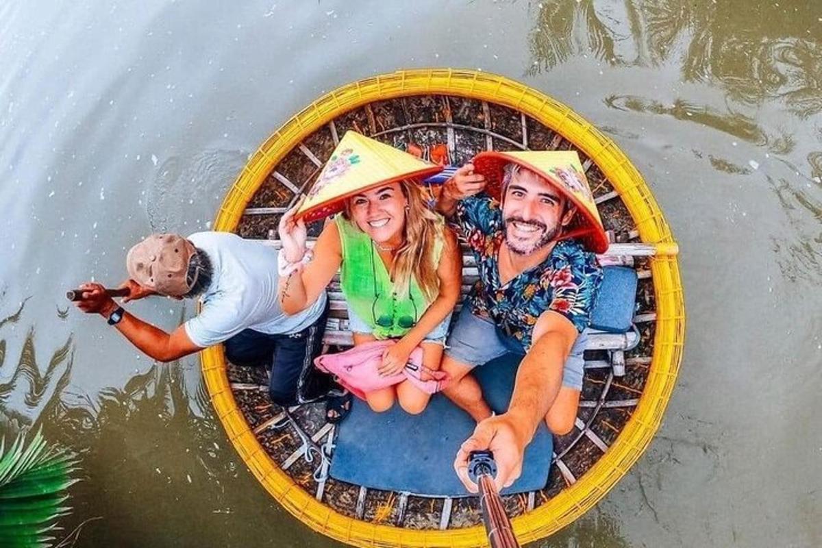 un gruppo di persone su una barca sull'acqua