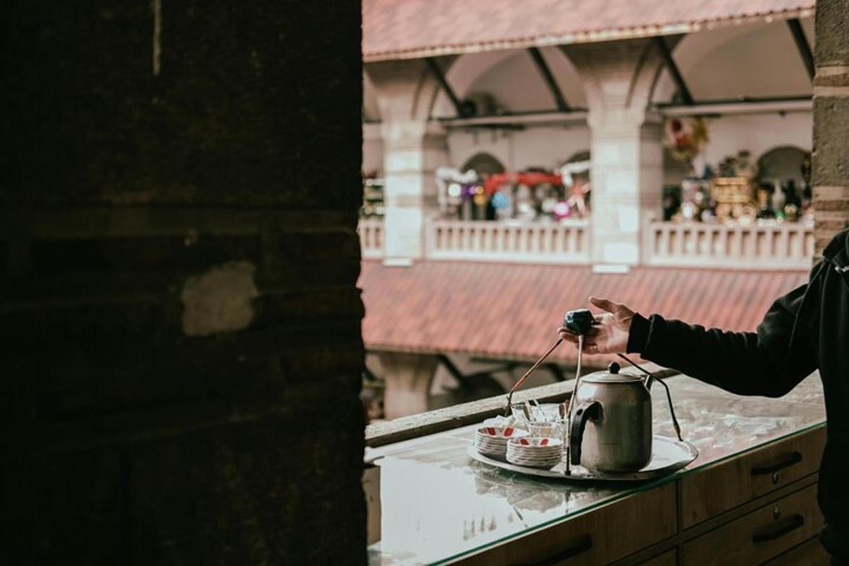 una persona che scatta una foto di un tavolo con un bollitore per il tè