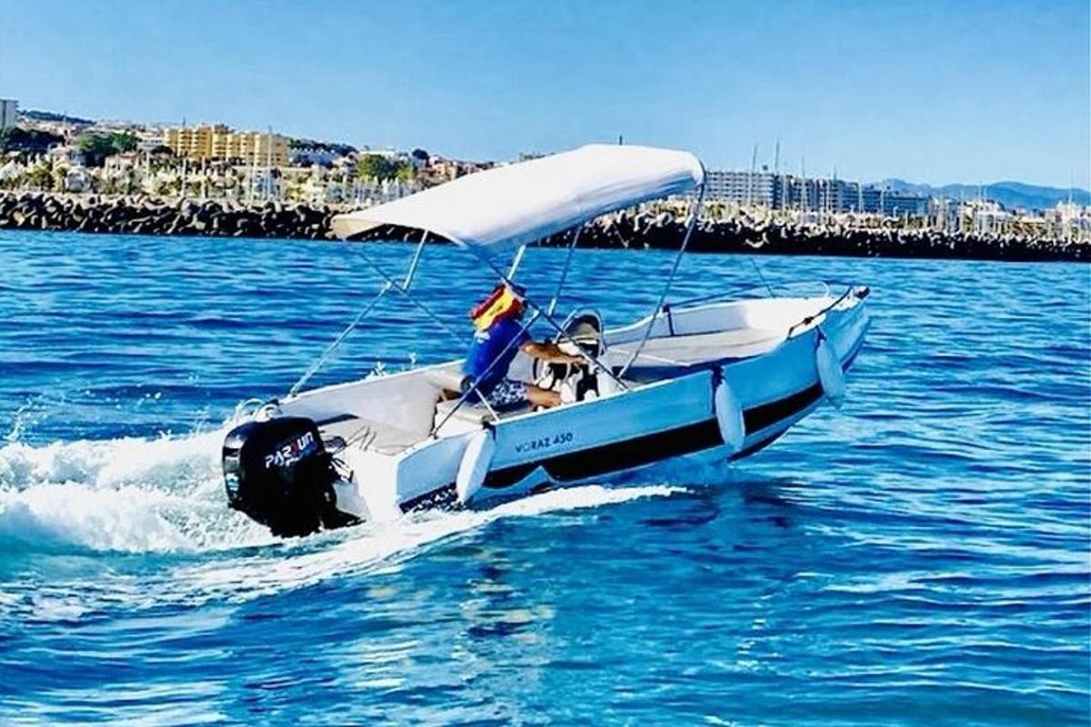 een blauw-witte boot in het water