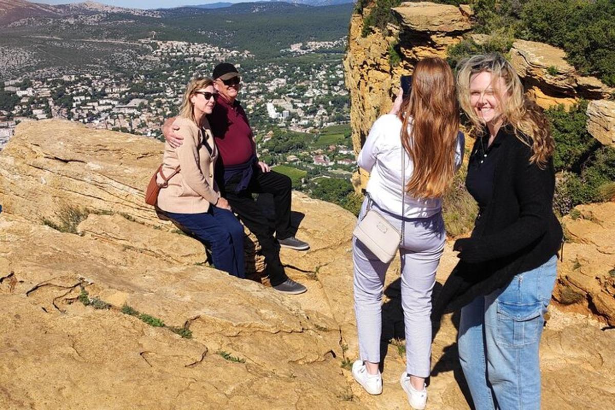 eine Gruppe von Menschen steht auf einem Berggipfel