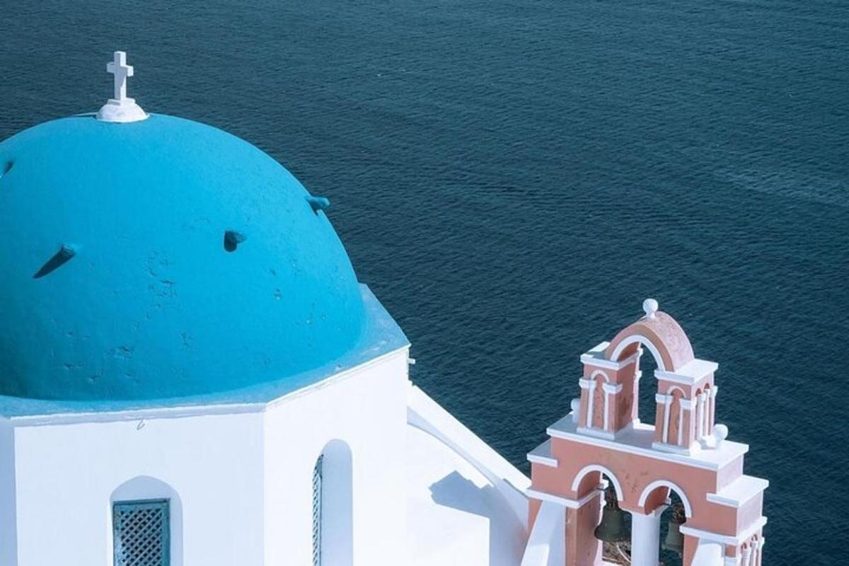 un edificio con una cupola blu e una torre