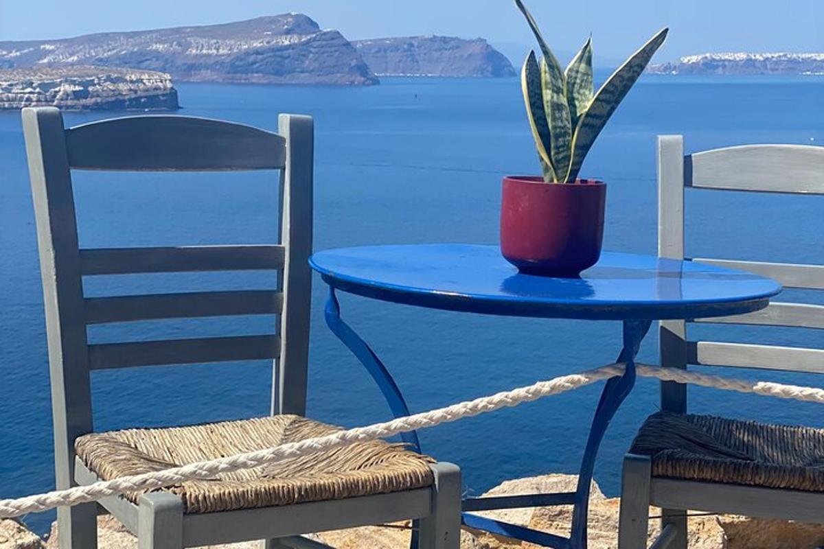un tavolo blu con una pianta in vaso sopra l'acqua