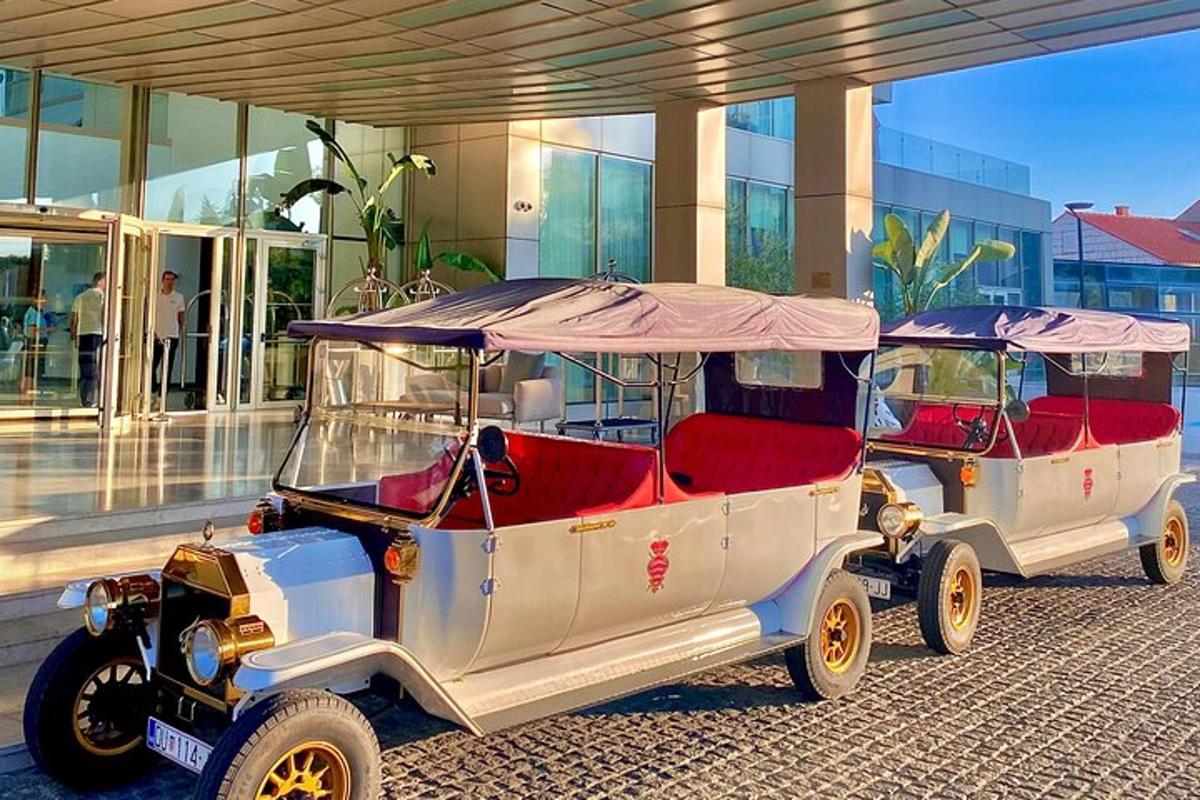 dua mobil golf diparkir di depan sebuah gedung