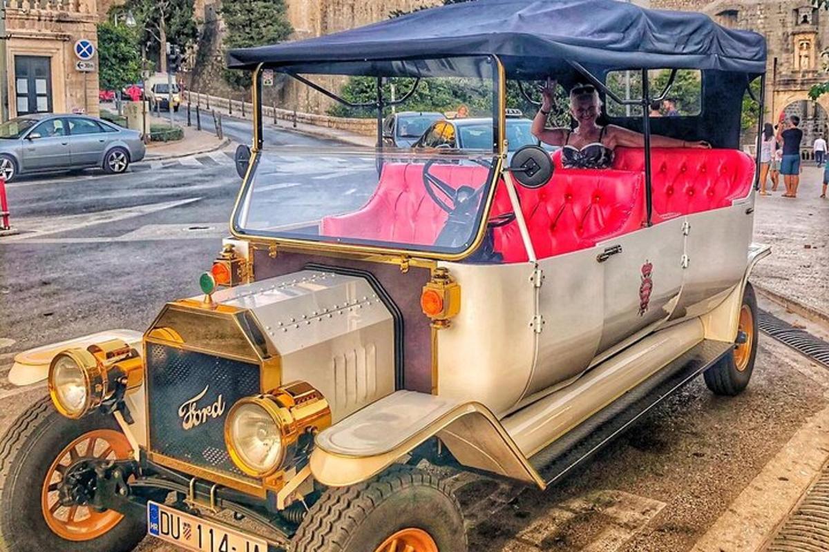 seseorang mengendarai mobil golf di jalan kota