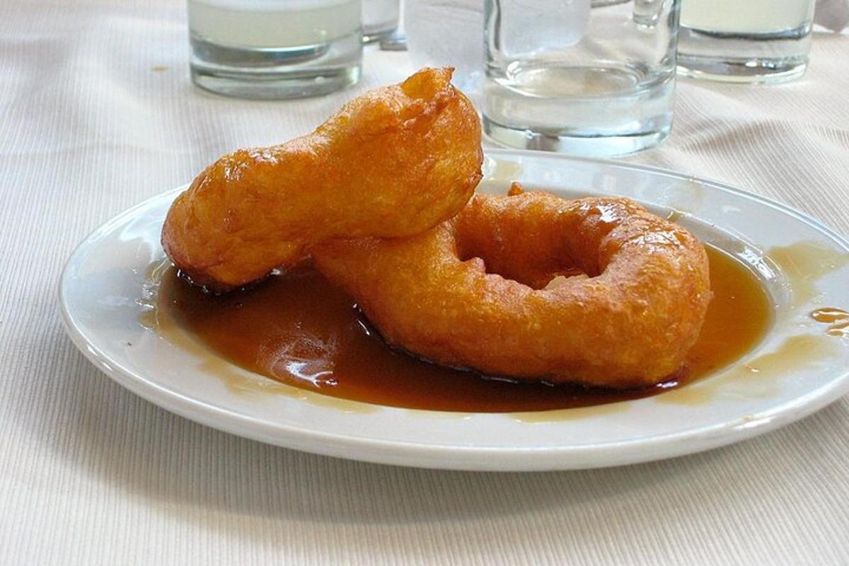 Dos donas fritas en un plato sobre una mesa