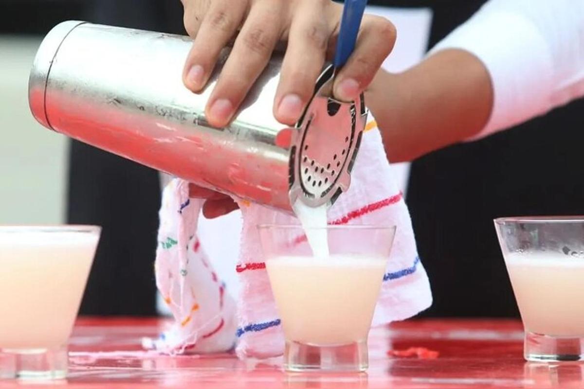 Una persona está vertiendo leche en una bebida.