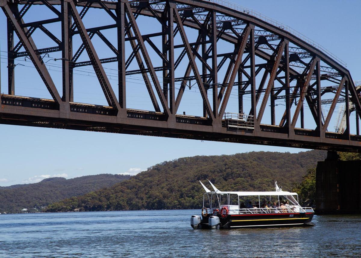un vaixell a l'aigua sota un pont