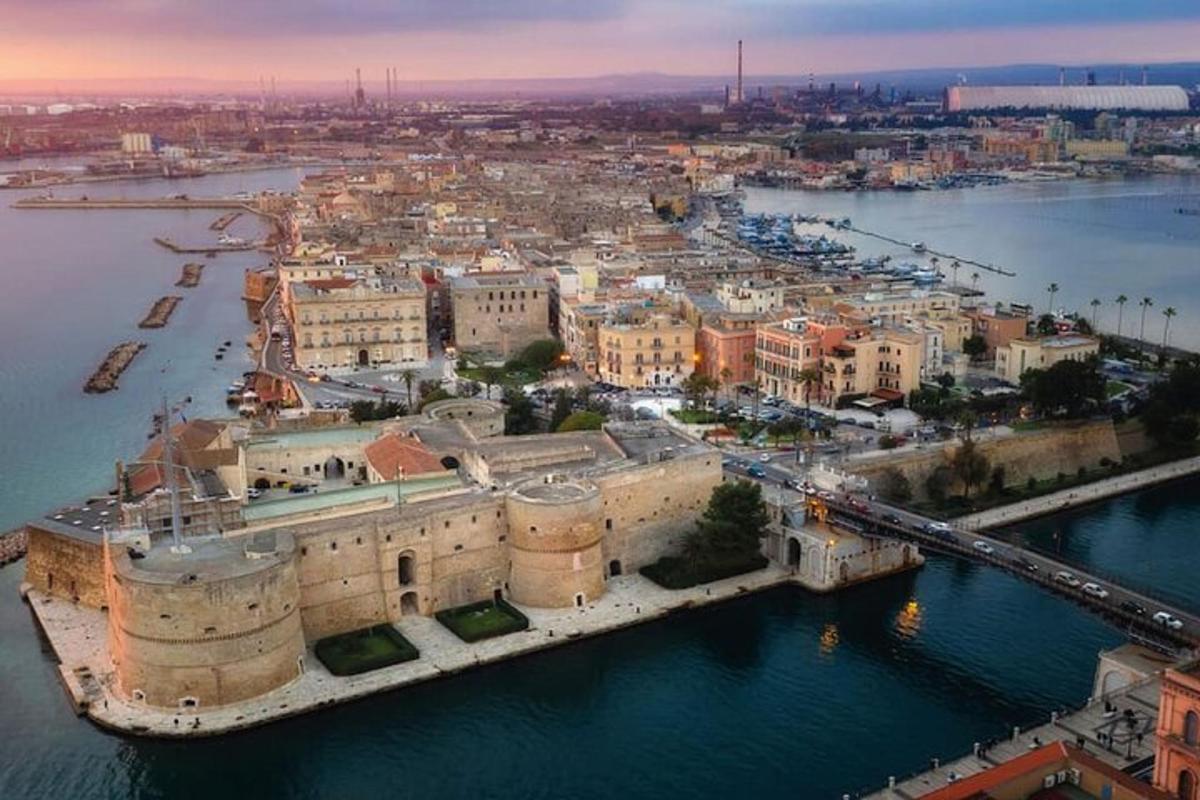 水边城市的鸟瞰图