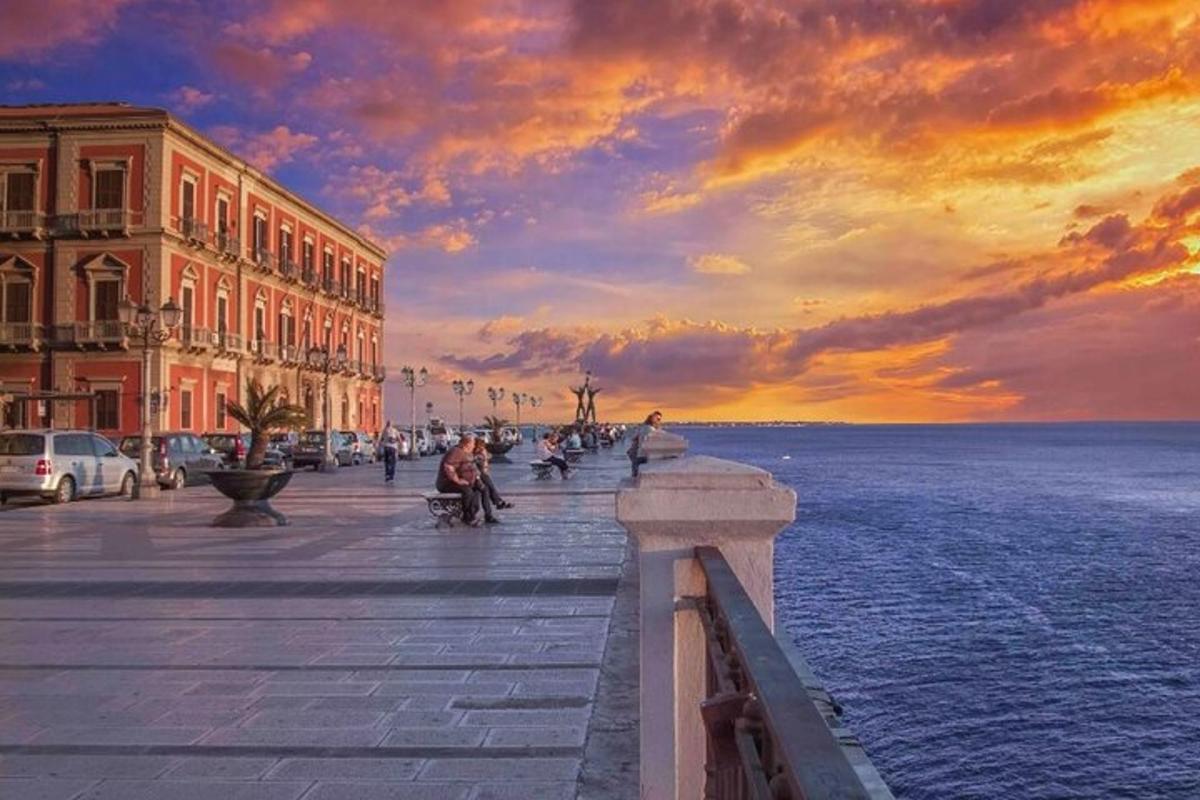 以日落为背景的城市街道