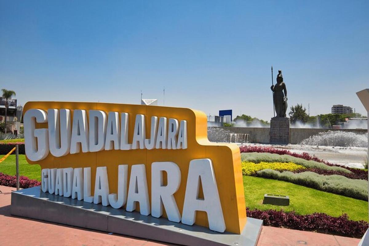 un indicator pentru piața Guadalajara cu o statuie în fundal