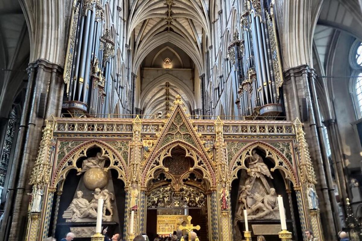 una gran catedral con un gran órgano