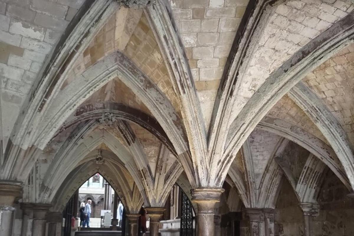 Un edificio antiguo con un montón de arcos.