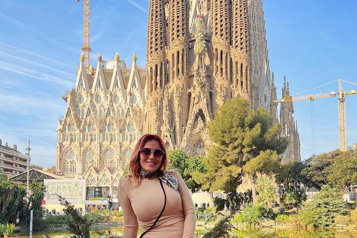 žena stojící před katedrálou