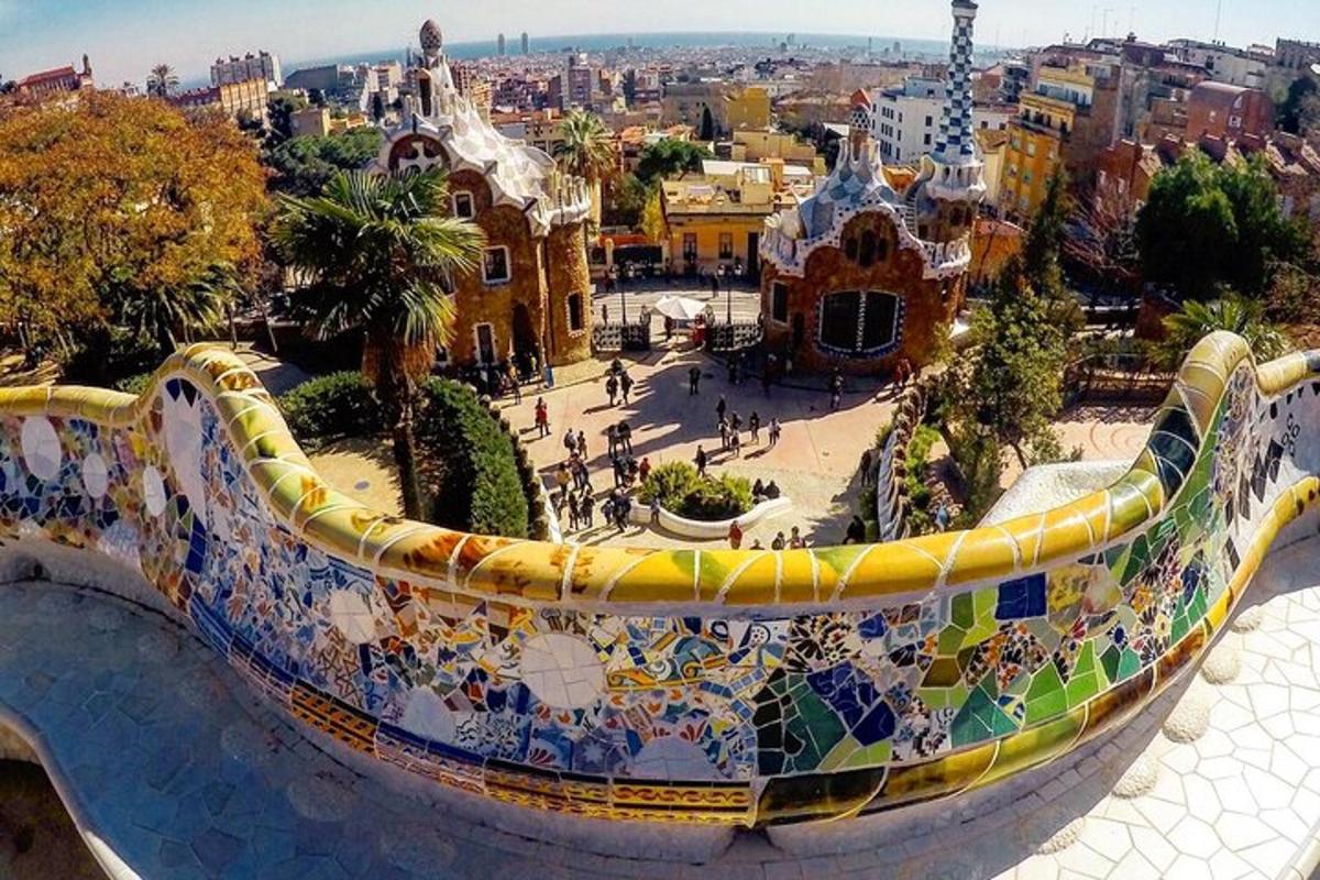 una vista di una piscina a mosaico in una città