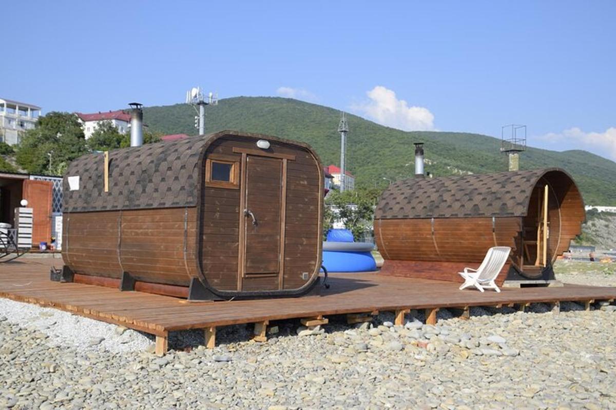 неколико малих кућица које се налазе на дрвеној платформи