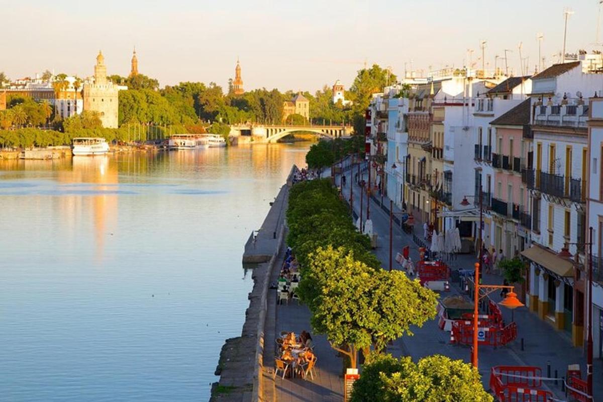 Una vista de un río con edificios y un puente.