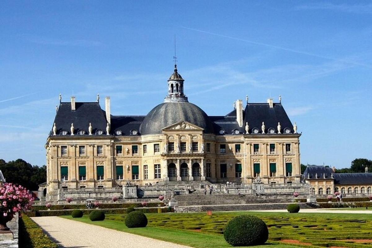 a large building with a dome on top of it