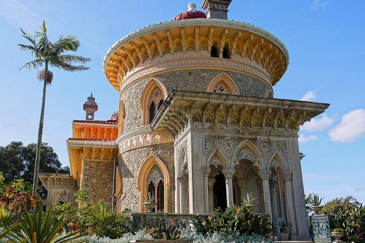 un grande edificio con una cupola in cima