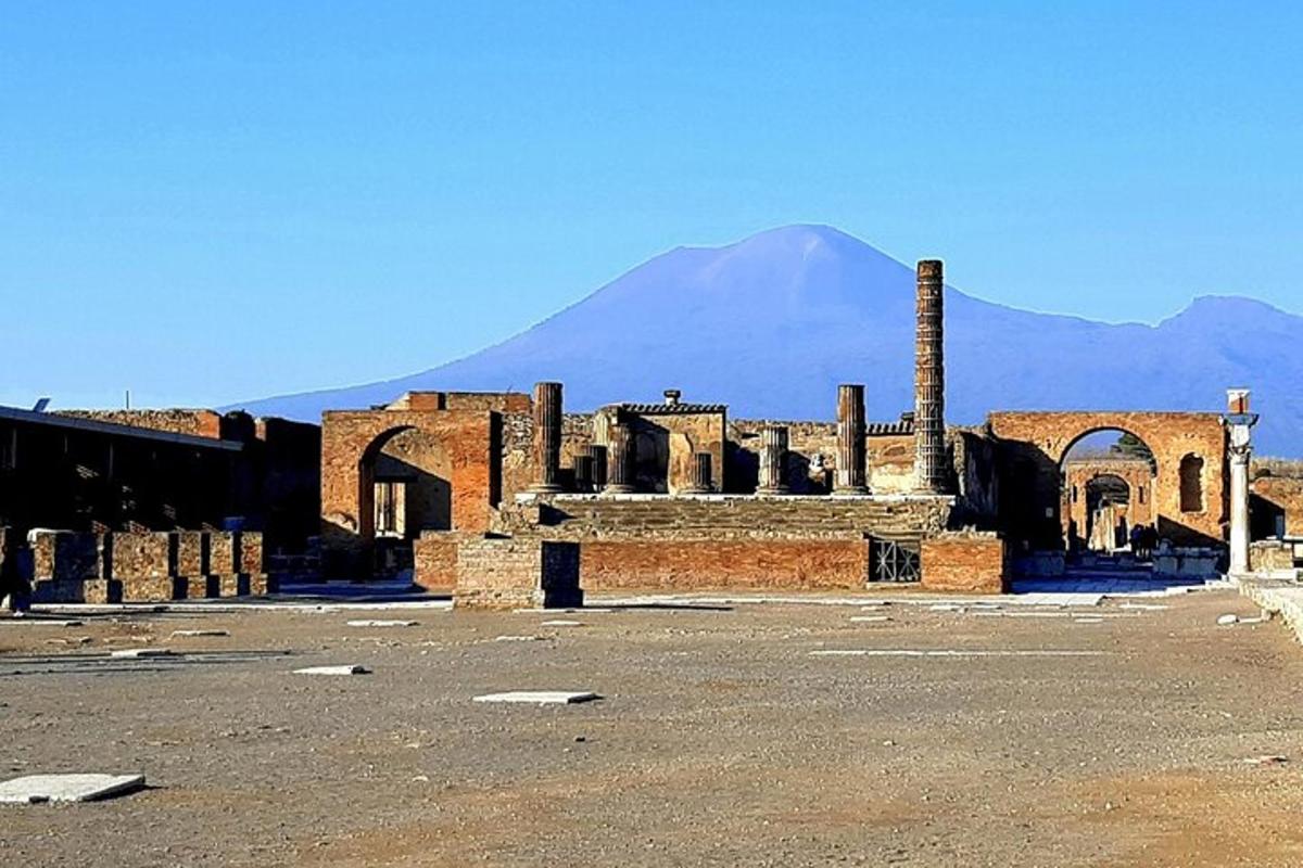 un vecchio edificio in mattoni con una montagna sullo sfondo