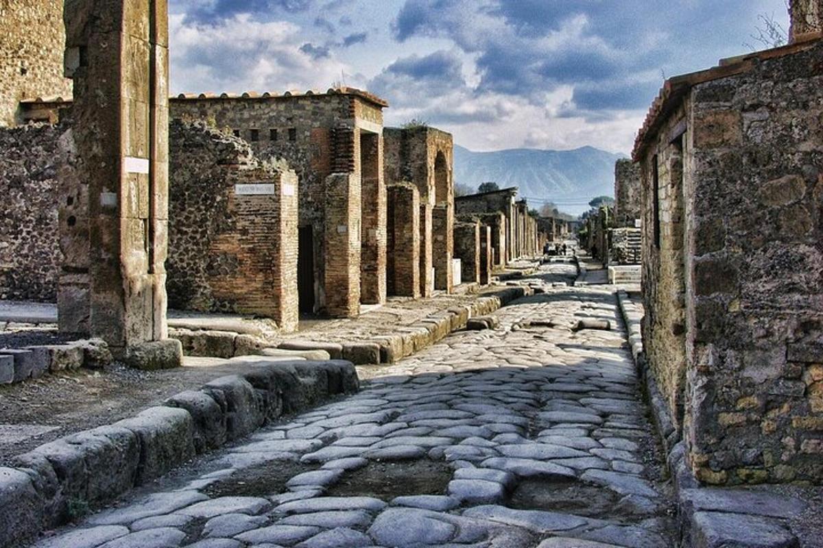 una strada acciottolata in una città vecchia con edifici