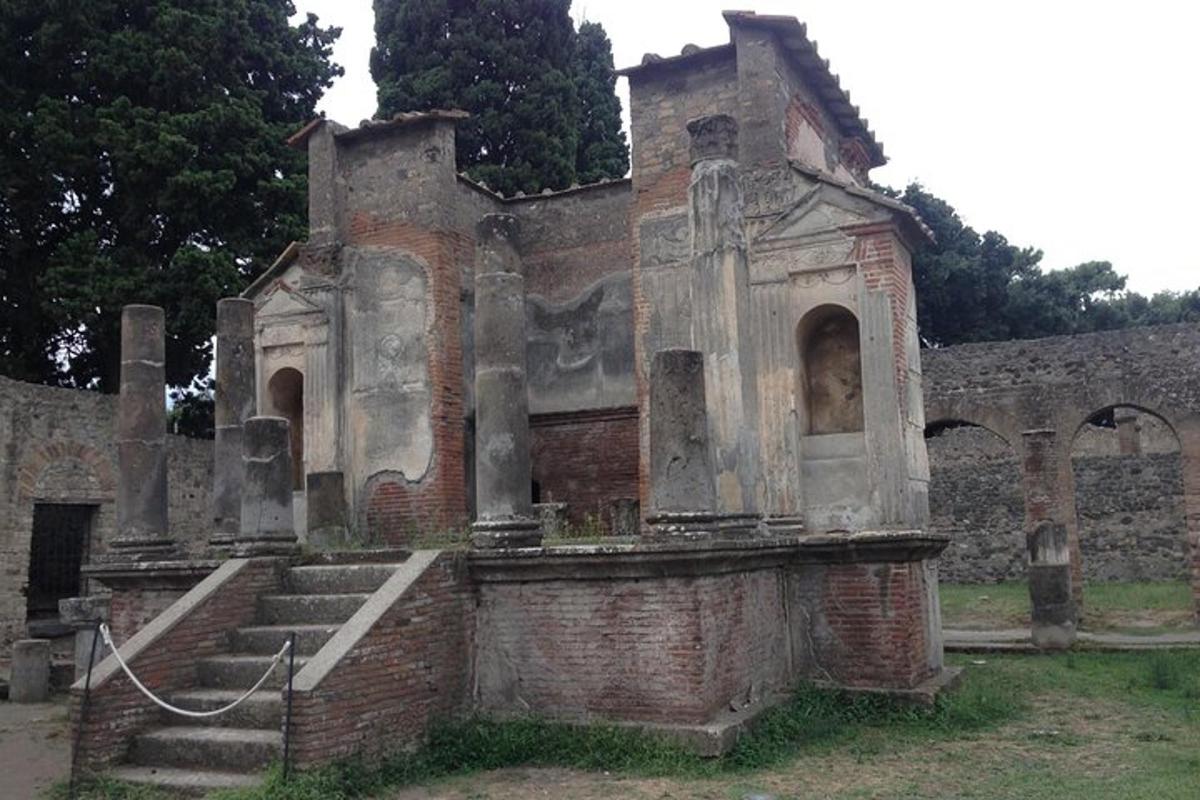 un vecchio edificio in mattoni con scale in un campo