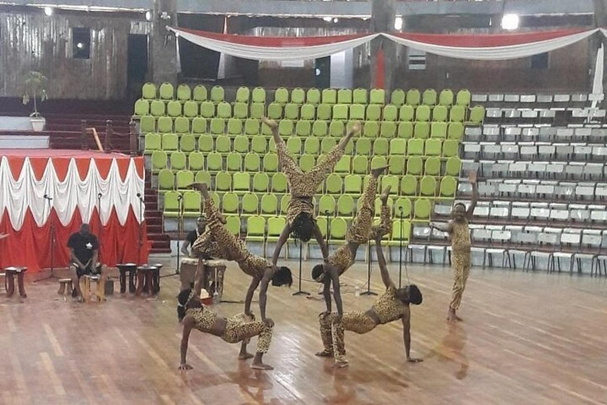 un grupo de personas bailando en una pista de baile