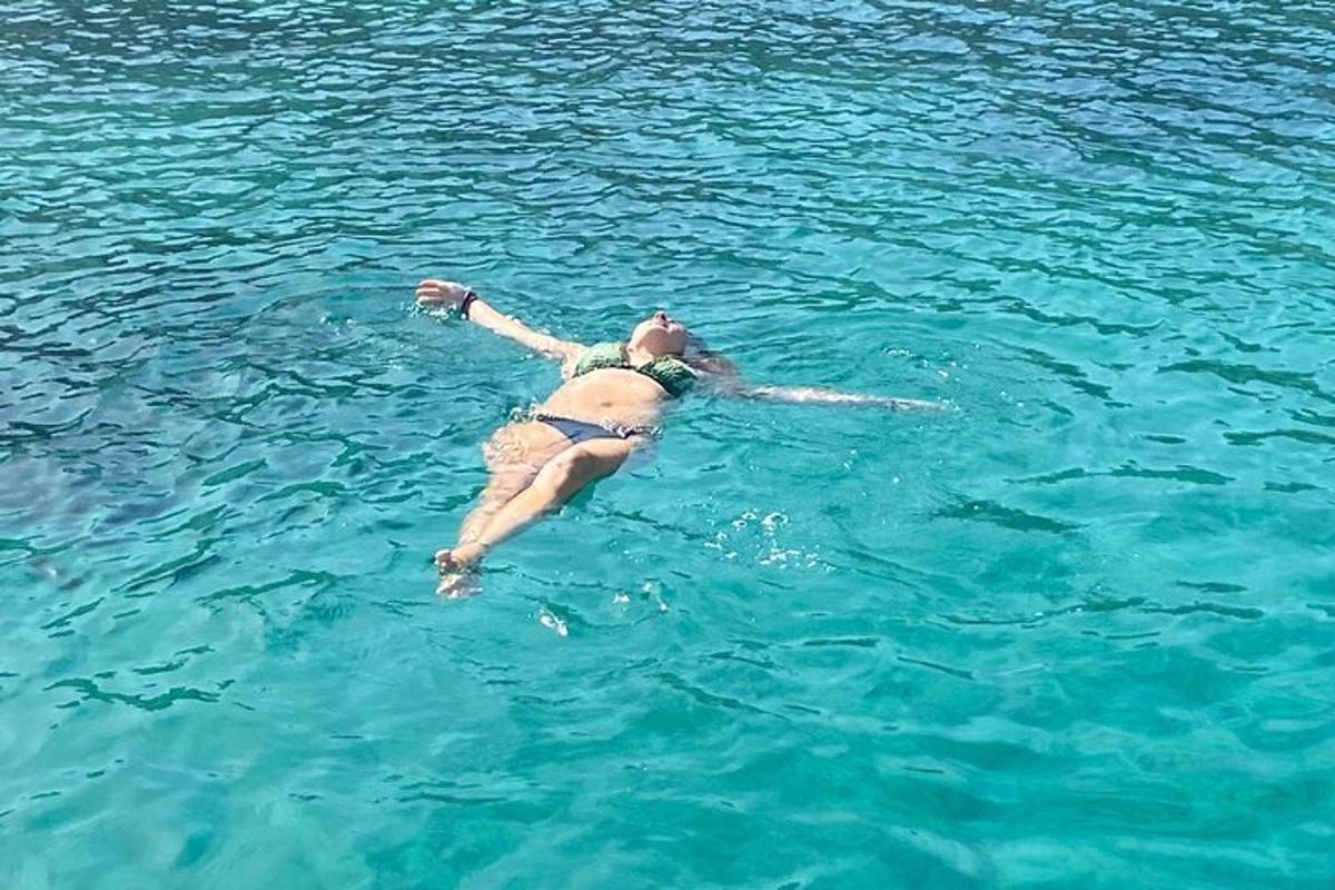 ženska, ki plava v vodi v oceanu
