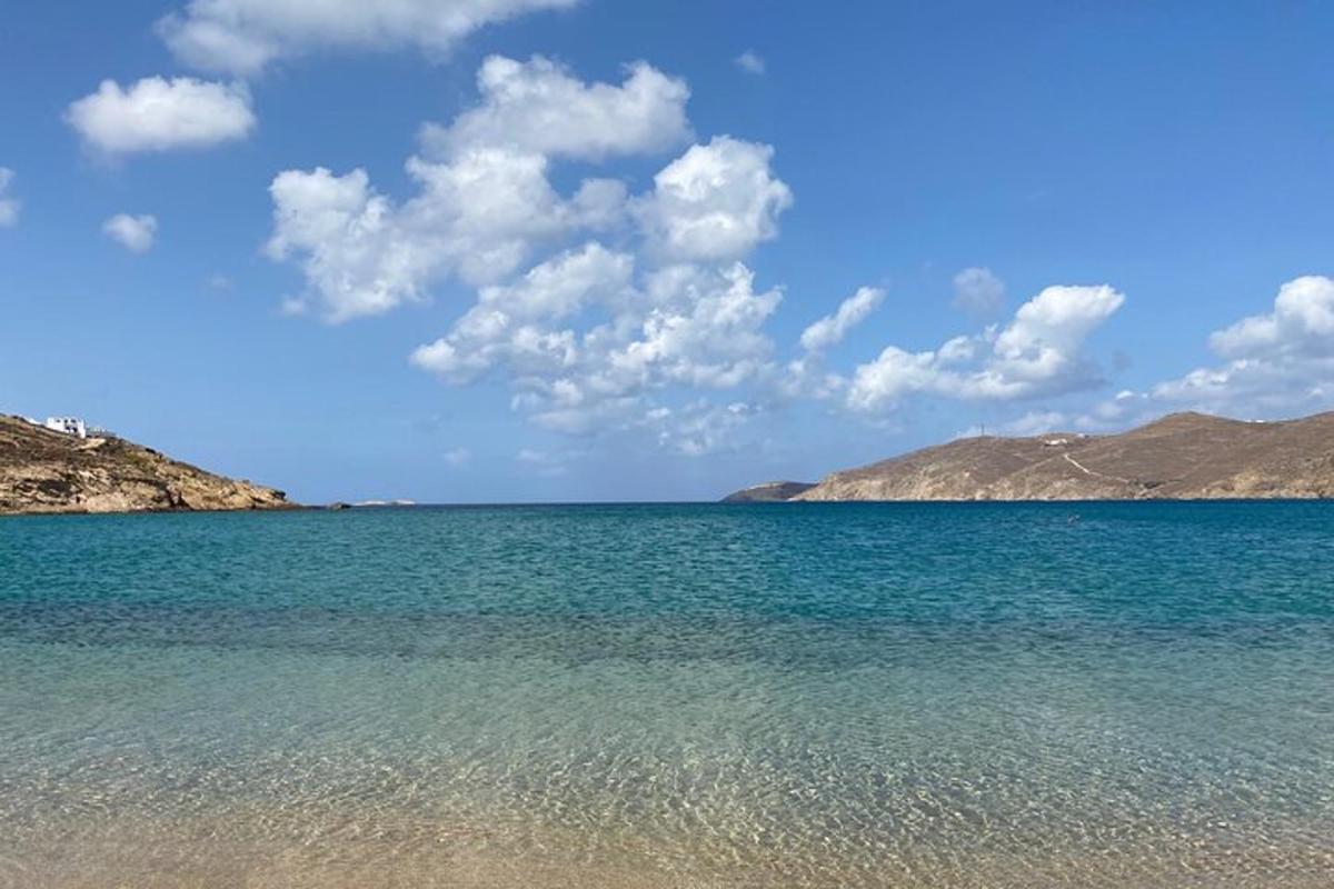 山を背景にした大きな水域