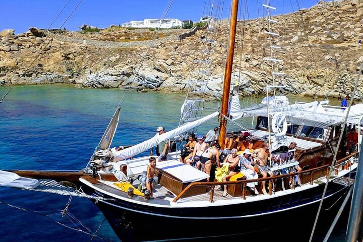μια ομάδα ανθρώπων σε μια βάρκα στο νερό