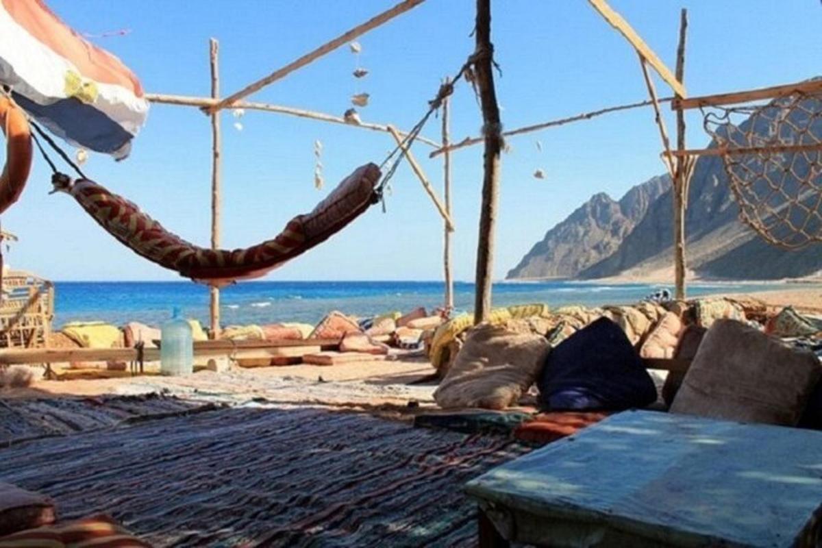 ハンモックと海のあるビーチの景色