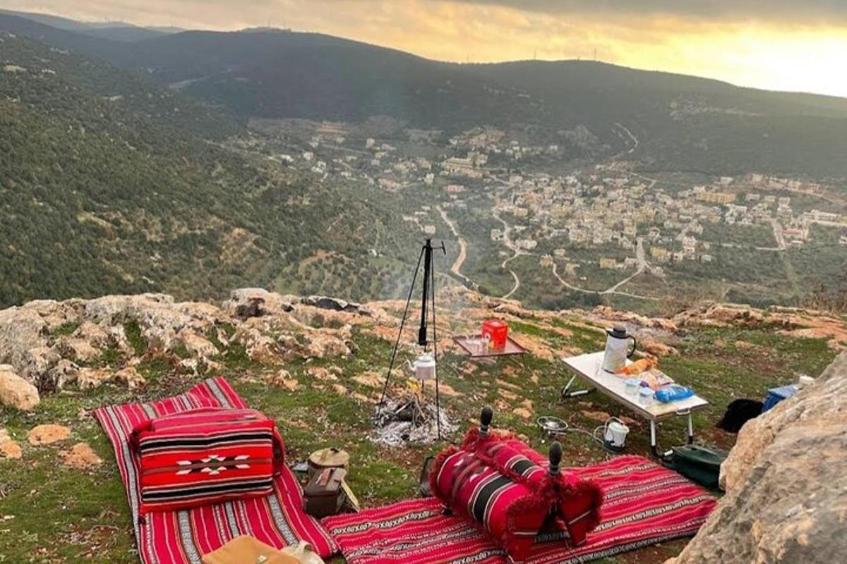مجموعة من الكراسي تجلس على قمة الجبل