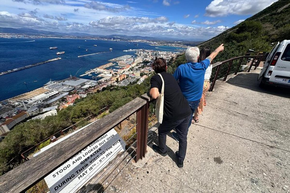 Δύο άνθρωποι στέκονται σε ένα περβάζι κοιτάζοντας τον ωκεανό