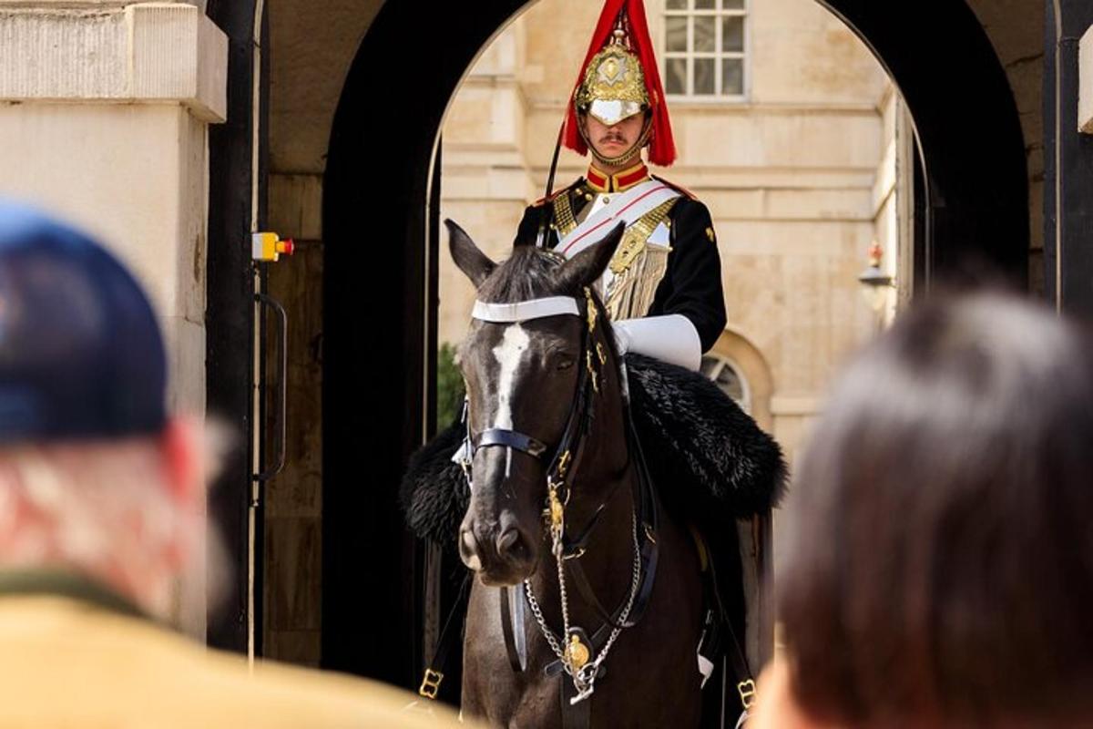 Un hombre uniformado a caballo con un sombrero puesto