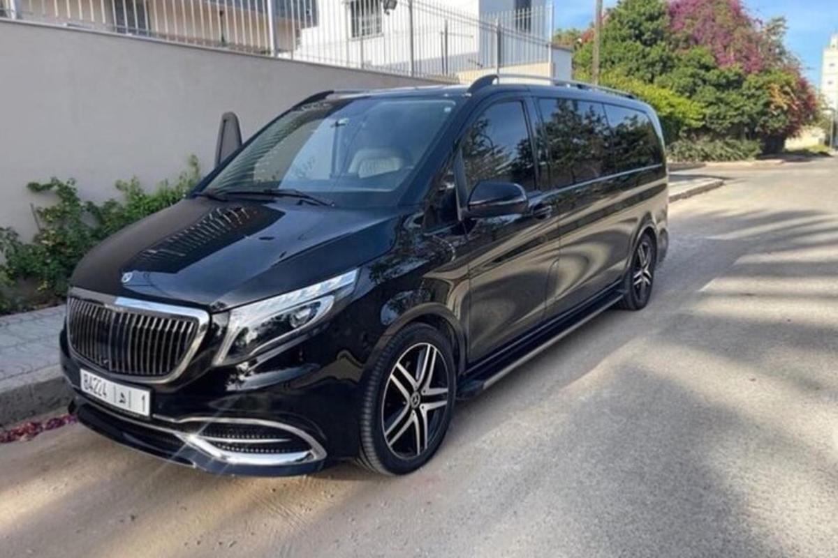 sebuah kereta hitam diletakkan di sebelah sebuah bangunan