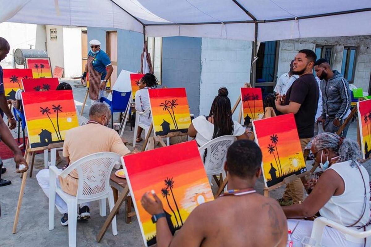 un groupe de personnes assises sur des chaises sous une tente