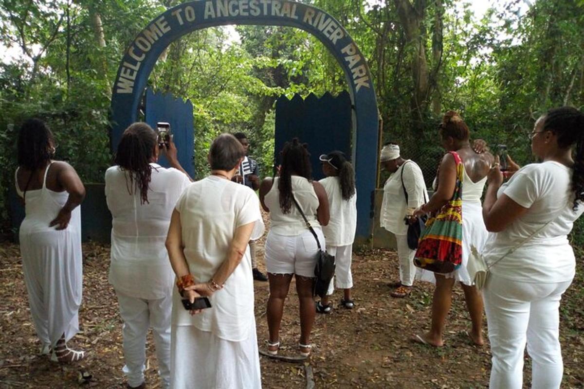sekelompok wanita bergaun putih berdiri di bawah lengkungan